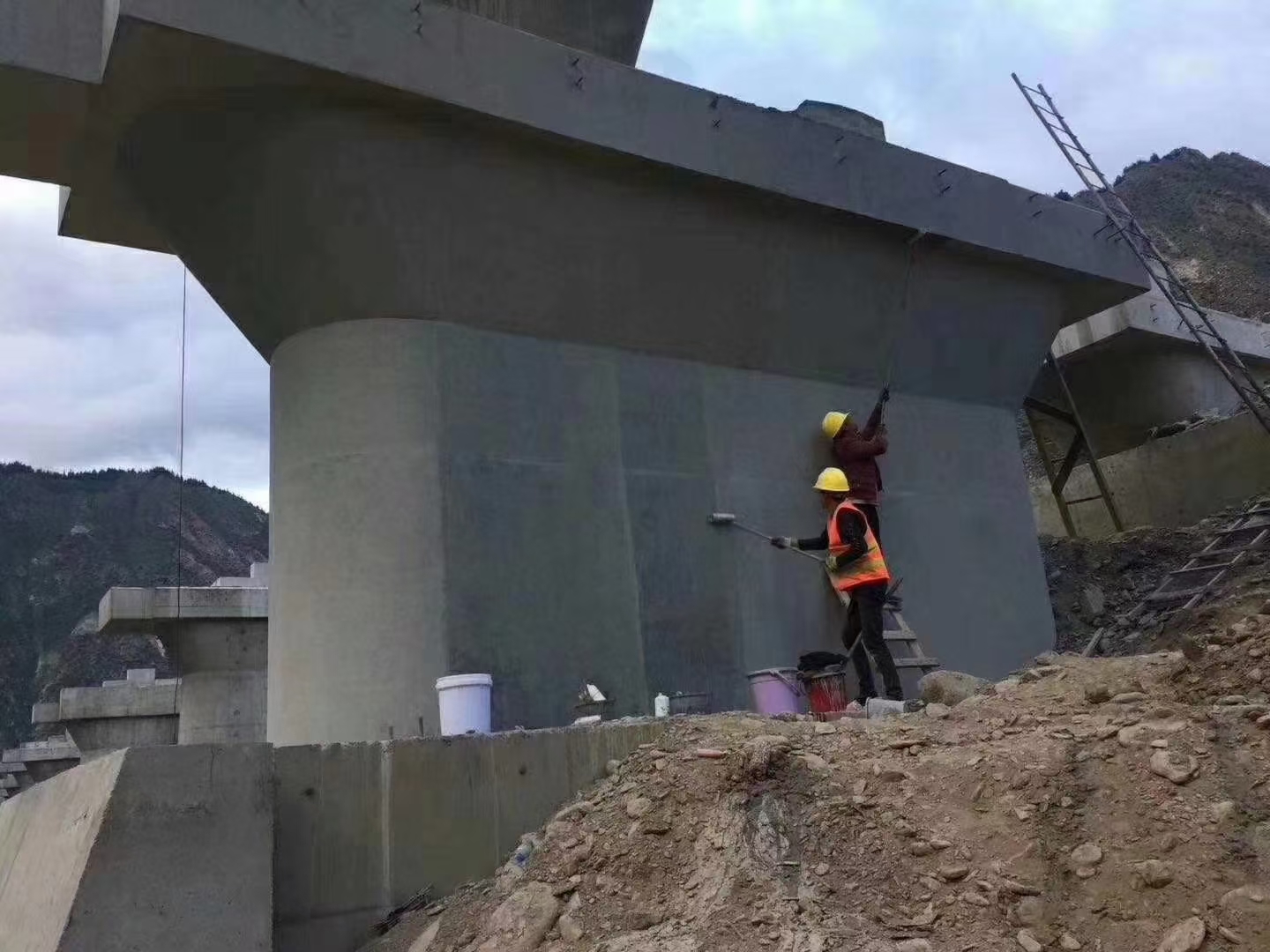 保德墩柱混凝土裂纹缺陷修补